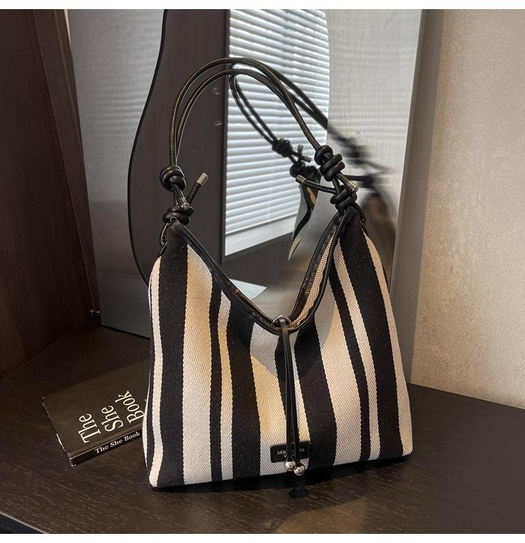 

Осенне-зимняя универсальная сумка большой вместимости для женщин 2024 года, новая модная сумка через плечо для поездок на работу, сумка-тоут из высококачественной фактуры