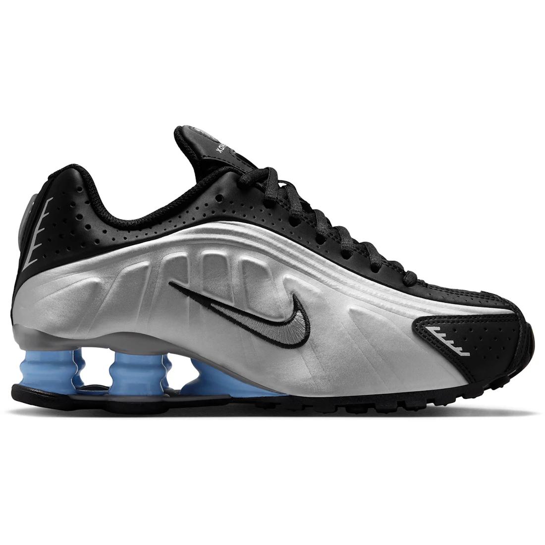 

Sneaker Nike Shox R4 Metallic Silver Black Psychic Blue (GS)(CW2626-004) 40