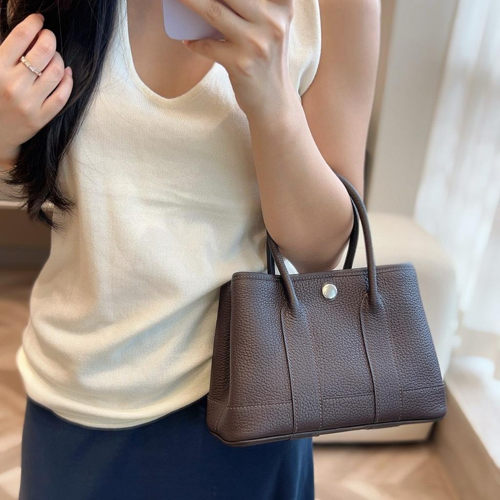 Borsa da giardino cucita a mano con filo cerato, ferramenta interamente in acciaio, borsa da donna portatile in pelle bovina primo strato con motivo a collo di mucca Ntogo