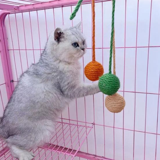 Sizalowa Piłka Zabawka dla Kota Wisząca Sizalowa Lina Piłka Grzechotka Drapak dla Kota Interaktywna Zabawka do Gryzienia Zabawka na Ząbkowanie dla Kociąt Rozrywka do Klatki