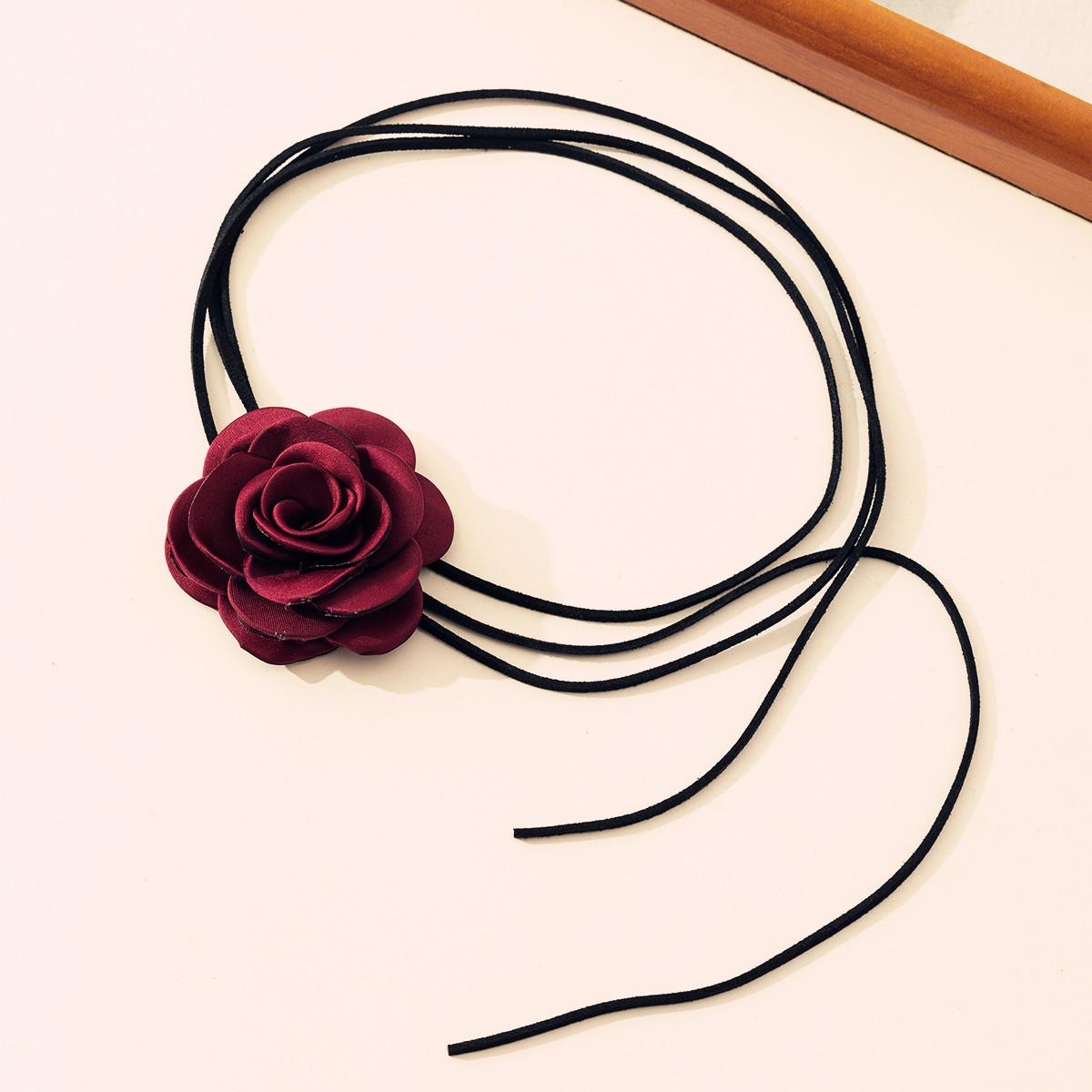 

Бархатное колье-чокер ручной работы с цветочным узором и подвеской в виде розы красный