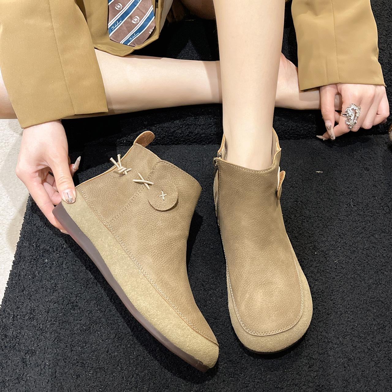 

Модные короткие сапоги на плоской подошве в стиле ретро для женщин 2024 года, зимние новые мягкие кожаные модные короткие сапоги на плоской подошве с боковой молнией для женщин Traf 39