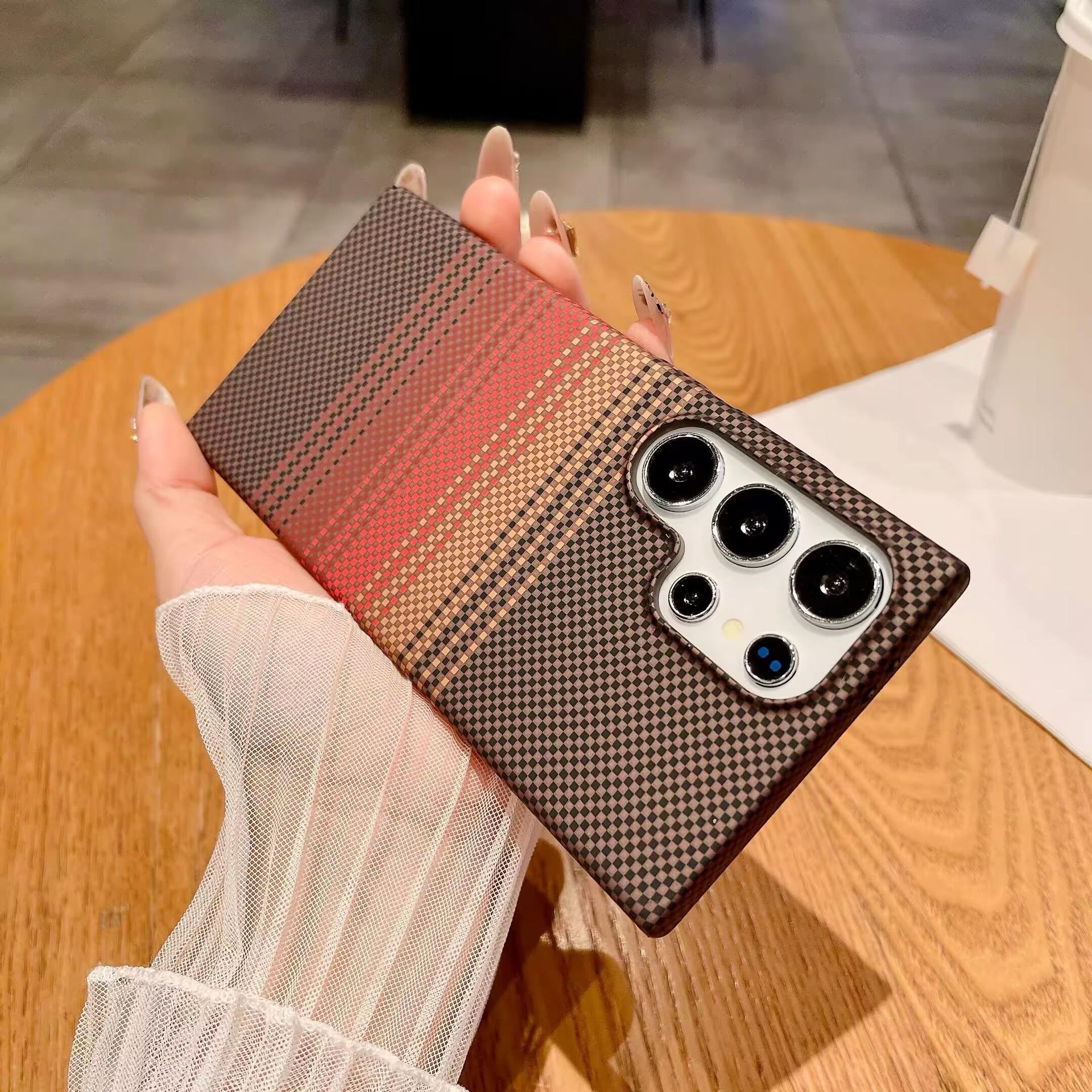 

Подходит для Samsung S25 Магнитный чехол для мобильного телефона с рисунком из углеродного волокна S24ulta Полное ощущение кожи Противоударный Note20 Защитный чехол Samsung A16