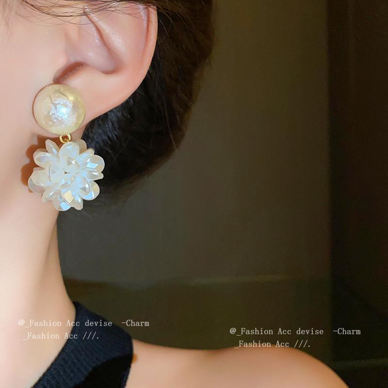 Geometric pearl flower earrings Korean minimalist temperament design earrings fashionable versatile high-end earrings