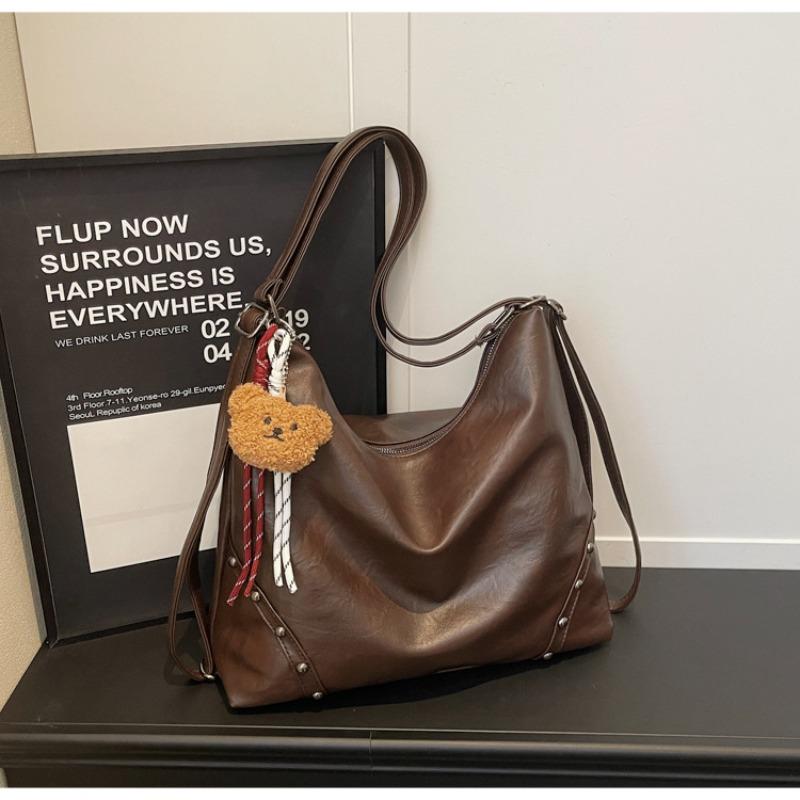 Casual Fashion Bag Have A Simple and Elegant Appearance. They Are Mostly Single-shoulder Bags or Tote Bag
