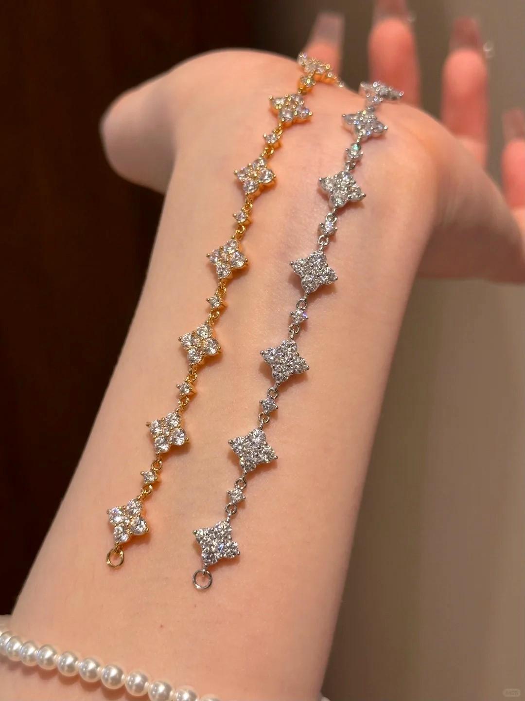 

A stylish and exquisite 8 flower design white zircon bracelet for women in silver/gold for daily wear серебряный