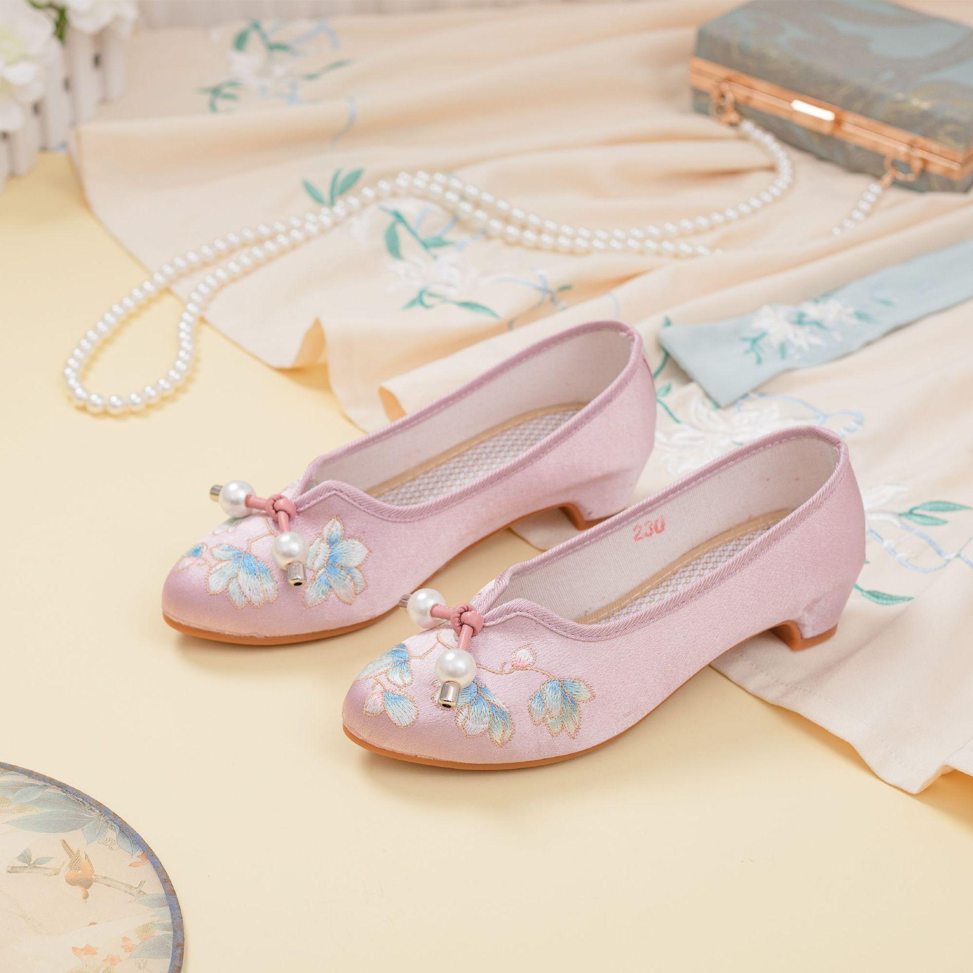 

Summer new embroidered shoes women s old Beijing cloth shoes ethnic style low heel Chinese style cheongsam single shoes retro pointed shoes 41 рожевий