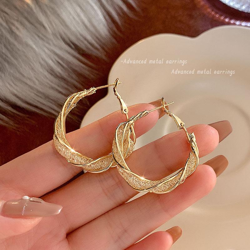 Серьги-кольца в стиле легкой роскоши Металлические суперблестящие серьги Нишевые серьги в холодном стиле Женские