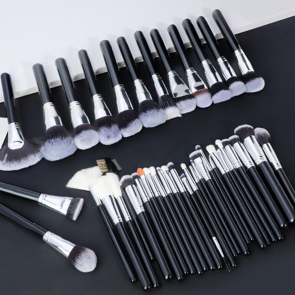Makeup Artist with 40 Black Makeup Brush Set, Full Set of Makeup Brushes, Beauty Tools with Brush Bag.