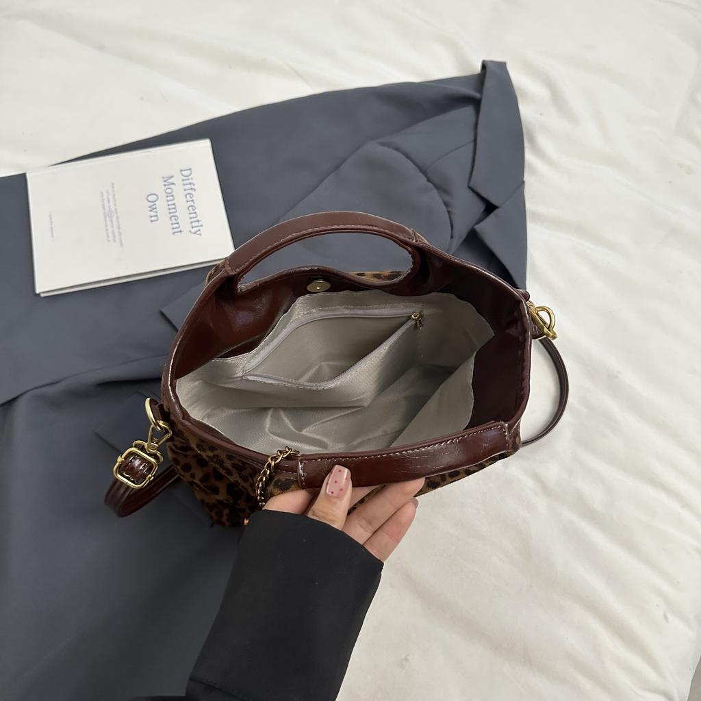 Leopard Print Commuter Tote Bag Casual Large-capacity Retro Frosted Bucket Bag Niche Single Shoulder Bag