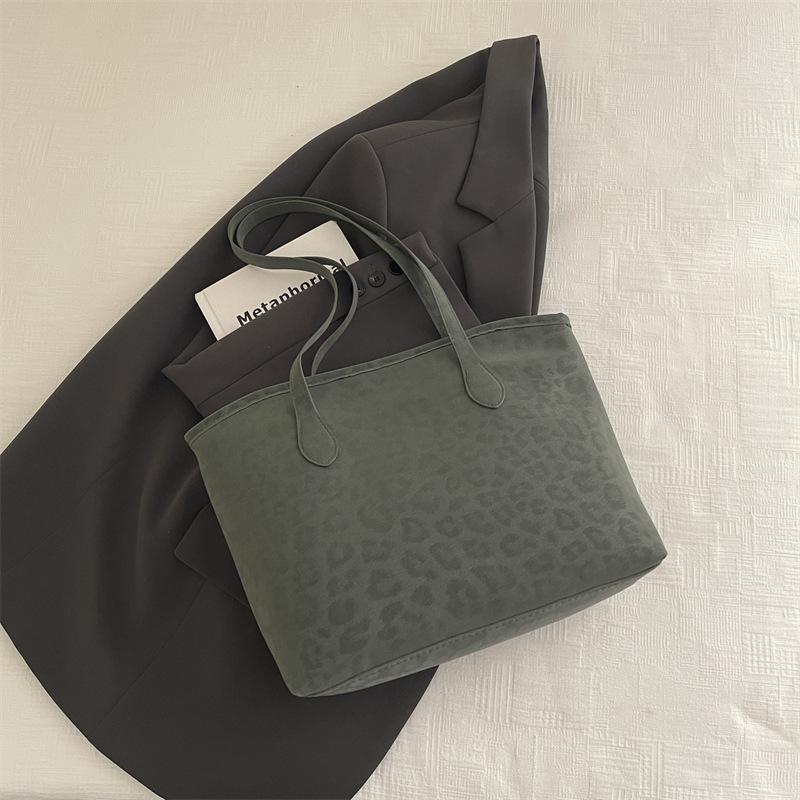 

Fashion versatile leopard print tote bag women s new work commuter armpit bag large capacity shoulder bag bag зелёный