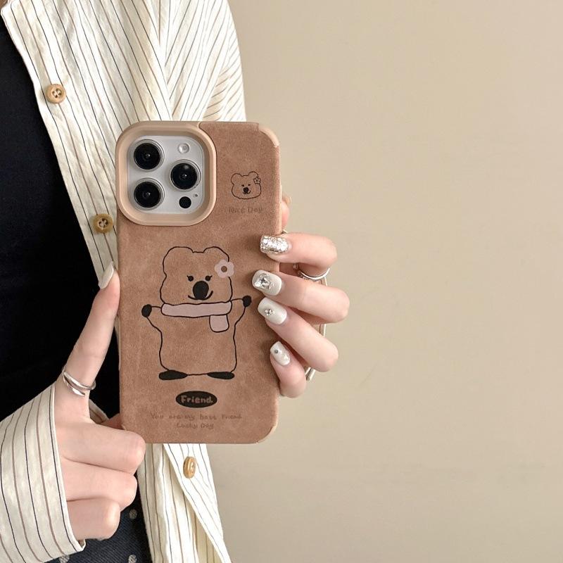 Cute Hug Scarf Bear for IPhone16promax Phone Case for Apple 15 Autumn and Winter Leather Texture 14/XR