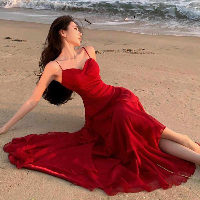 Nádherné červené plážové šaty: Francouzský volán, zdůrazňující pas, špagetová ramínka, dlouhá plážová sukně pro ženy.