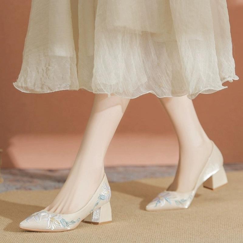 Embroidered single shoes women's new light-colored dress women's shoes are not tired of cheongsam high heels