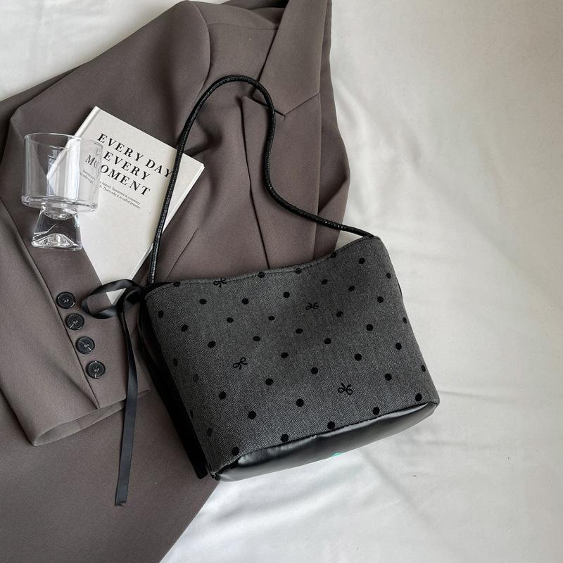 

Повседневная нишевая сумка женская летняя 2024 года новая иностранная сумка через плечо подмышку модная портативная модная сумка-ведро