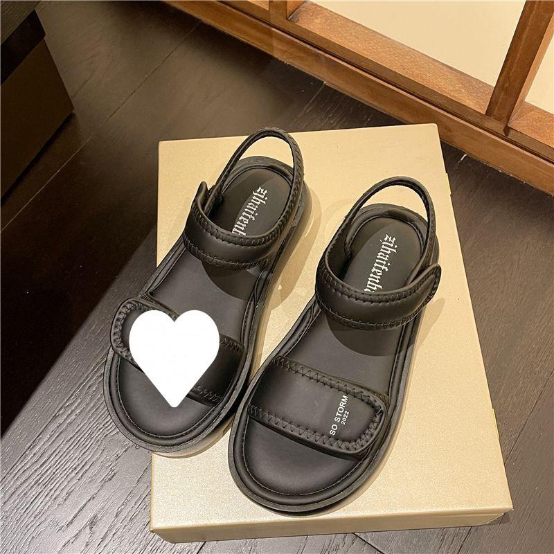 

Stepping on shit sandals girl 2025 new summer fairy style fashion thick-soled flat-soled soft-soled Velcro Roman shoes 35 чорний