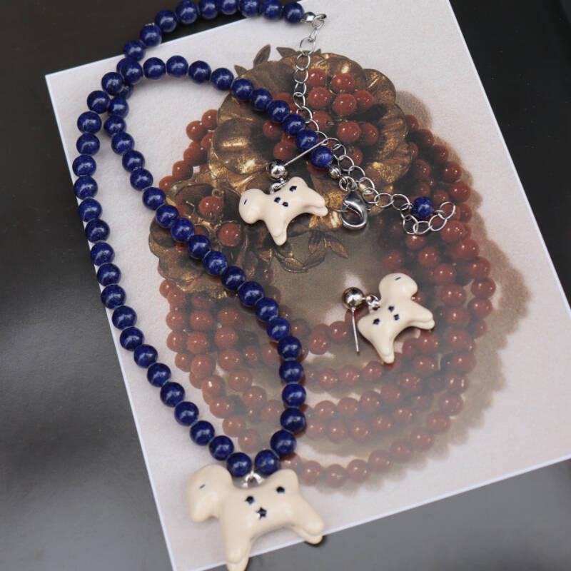 Emaille Pferdeanhänger Halskette mit Lapislazuli-Perlen – Lässiger Urlaubsstil