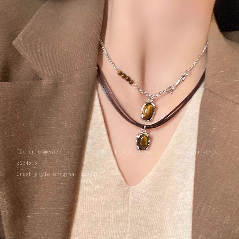 Women's Leather Tiger Eye Layered Necklace - Retro Double-Layer Choker Accessory with High-End Luxury Clavicle Chain.