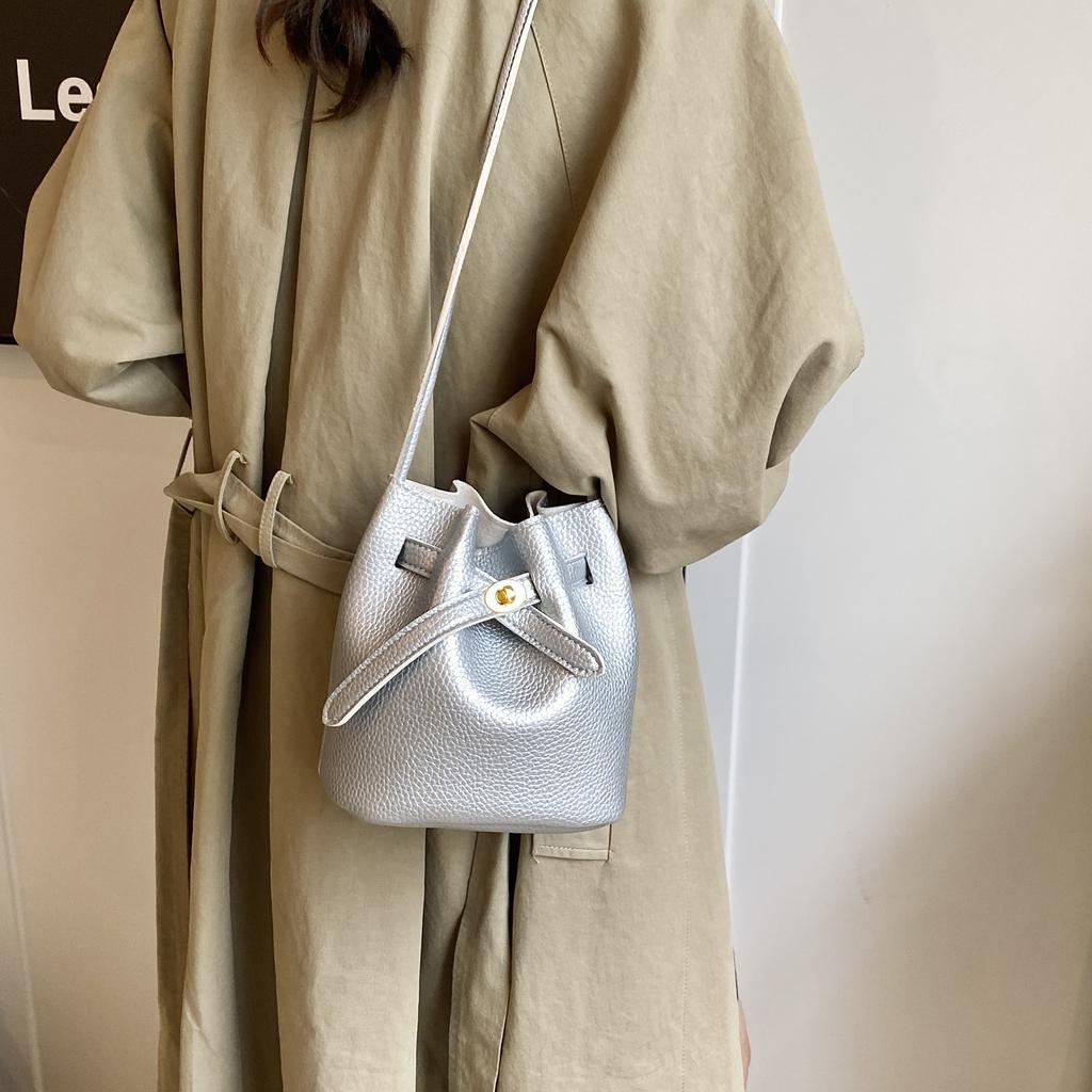 Neue modische Beuteltasche, trendige Umhängetasche mit einer Schulter, leichte und einfache Freizeittasche für Damen