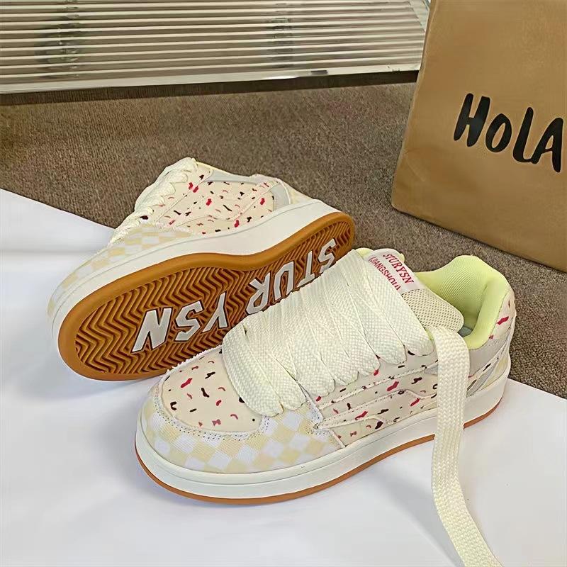 Korean version of student leisure niche design sense board shoes tide 2025 new Harajuku port style flat bottom street shooting sports shoes women