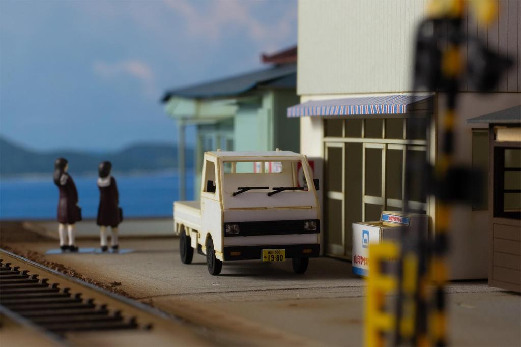 PLUM Scale Street Corner Accessory Series Light Truck Light Paper Diorama MS097 1/80 (White, Silver, Grass) Kit, Supplies,