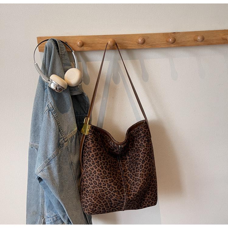 

Casual big bag women s 2025 new trendy retro leopard print versatile tote bag fashion shoulder messenger bag темно-коричневого
