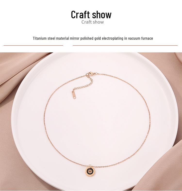 Trendy náhrdelník s príveskom v tvare dvojitého kruhu s rímskymi číslicami v ružovozlatom prevedení