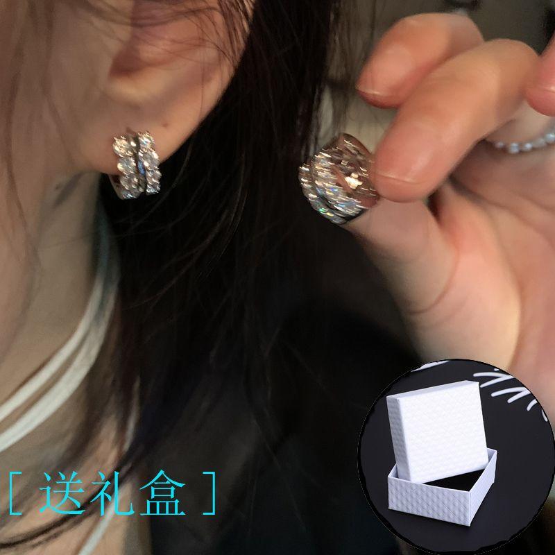 

Accessible Luxury Sterling Silver Circle Women s Niche Style Cold Wind Earrings A pair of ring ear buckles [gift box]]