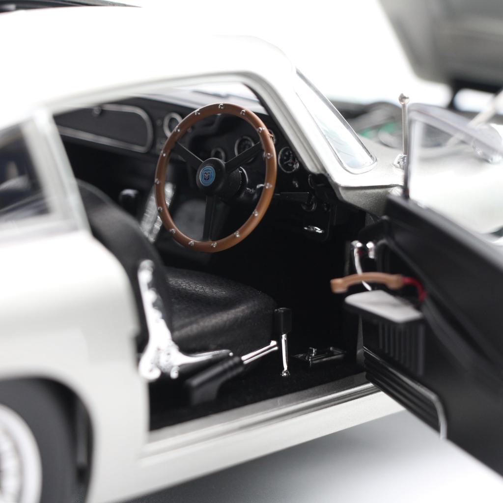 Freestyle XiaoGuang Model Aston Martin DB5 007 Goldfinger Bond Car 8251033 1/18 / (Finished Model)