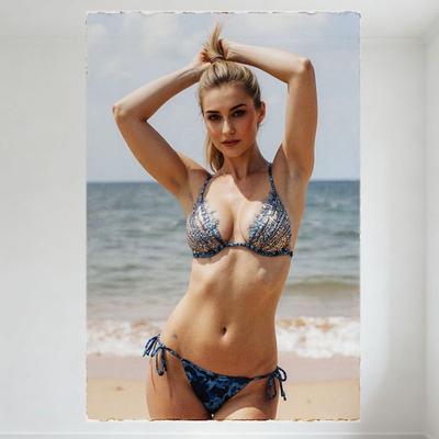 Placca di Latta Donna Bionda Sexy Scena Spiaggia - Onde Oceano Cielo Parzialmente Nuvoloso Bikini Poster Metallico per Casa Bar Caffetteria Decorazione Murale