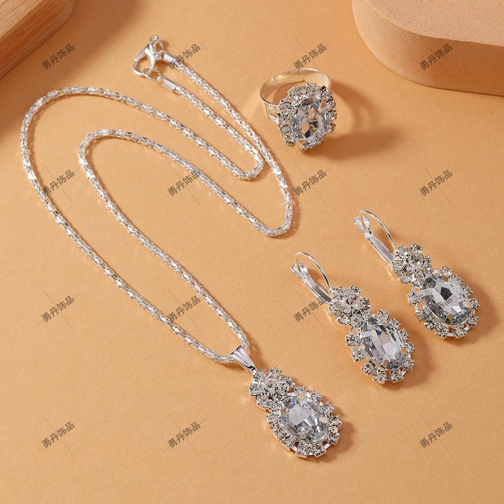 Europejski i Amerykański Zestaw Biżuterii w Kształcie Serca - Naszyjnik, Kolczyki i Pierścionek z Diamentową Zawieszką.