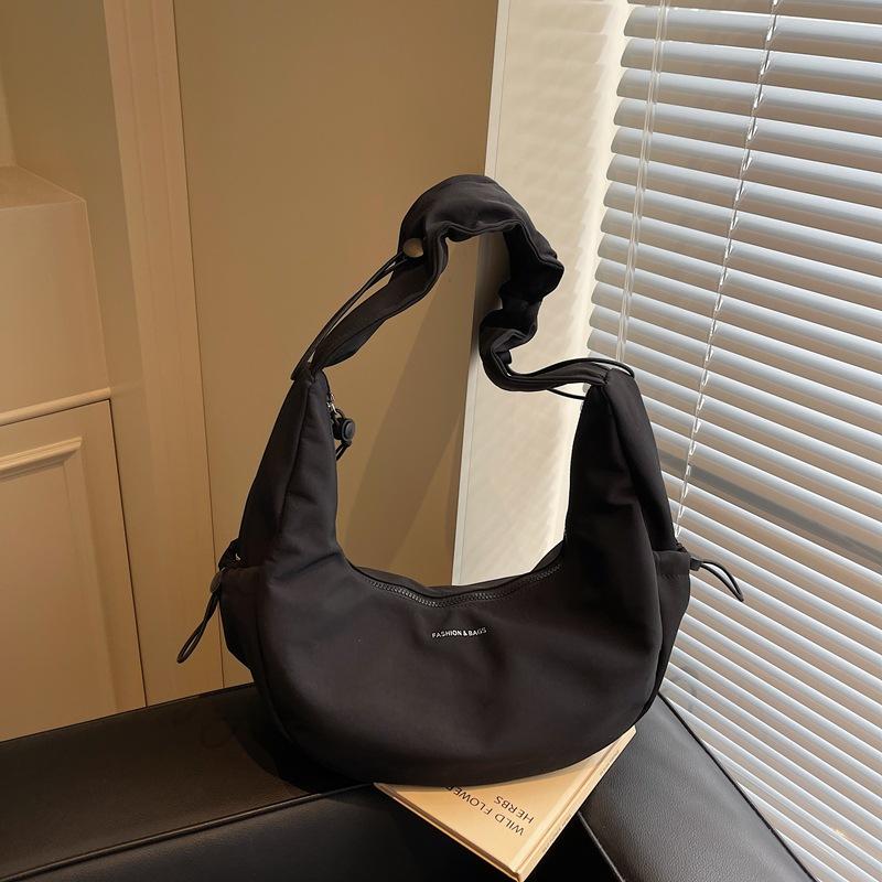 Lazy wind large capacity dumpling bag women's new versatile shoulder messenger bag niche leisure commuter bag