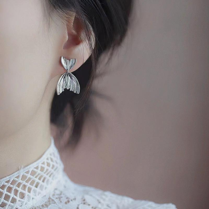 New Trend Fish Tail Stud Earrings for Women Gift Party Accessory