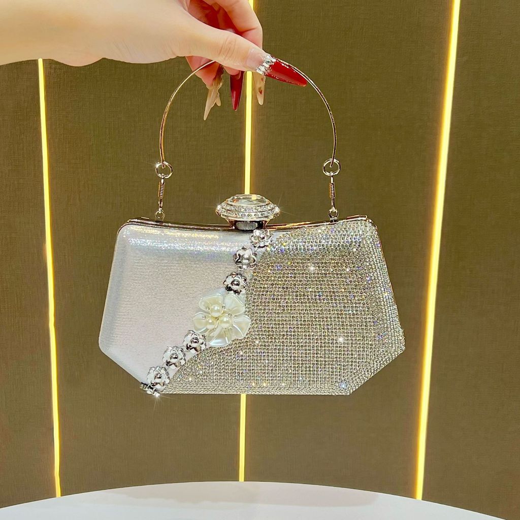 Pochette da sera con strass e catenella per eventi formali