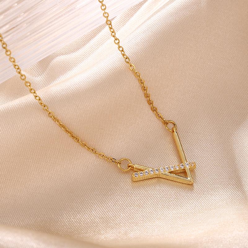 Geometric Diamond Inlaid Necklace: Fashionable Electroplated Choker & Clavicle Chain with Pendant.