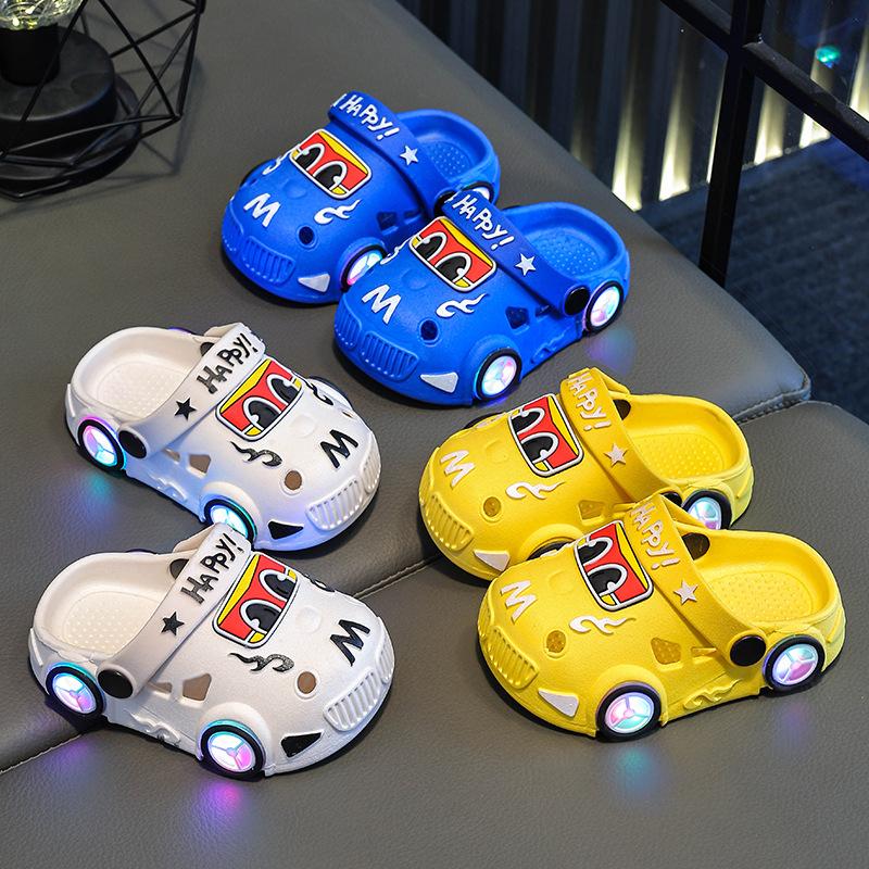 Coole und glitzernde Kinder-Schlupfschuhe mit autoähnlichem Leuchten und rutschfesten weichen Sohlen für Sommersandalen Stiefel mit Löchern