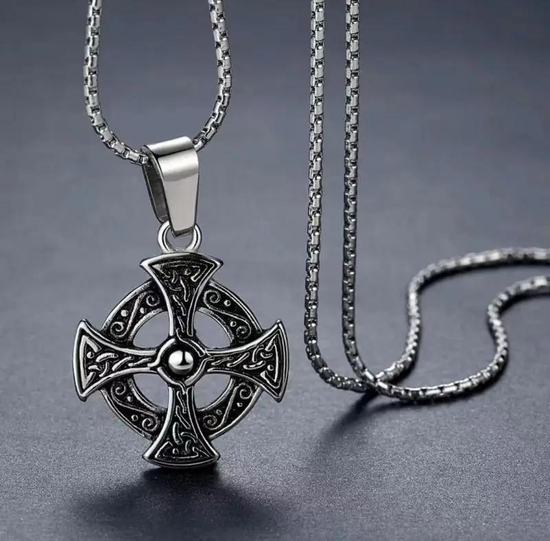 Collana con Ciondolo a Croce con Intreccio Celtico Nordico Vintage per Uomo Catena in Acciaio Inossidabile Gioiello Collana Amuleto