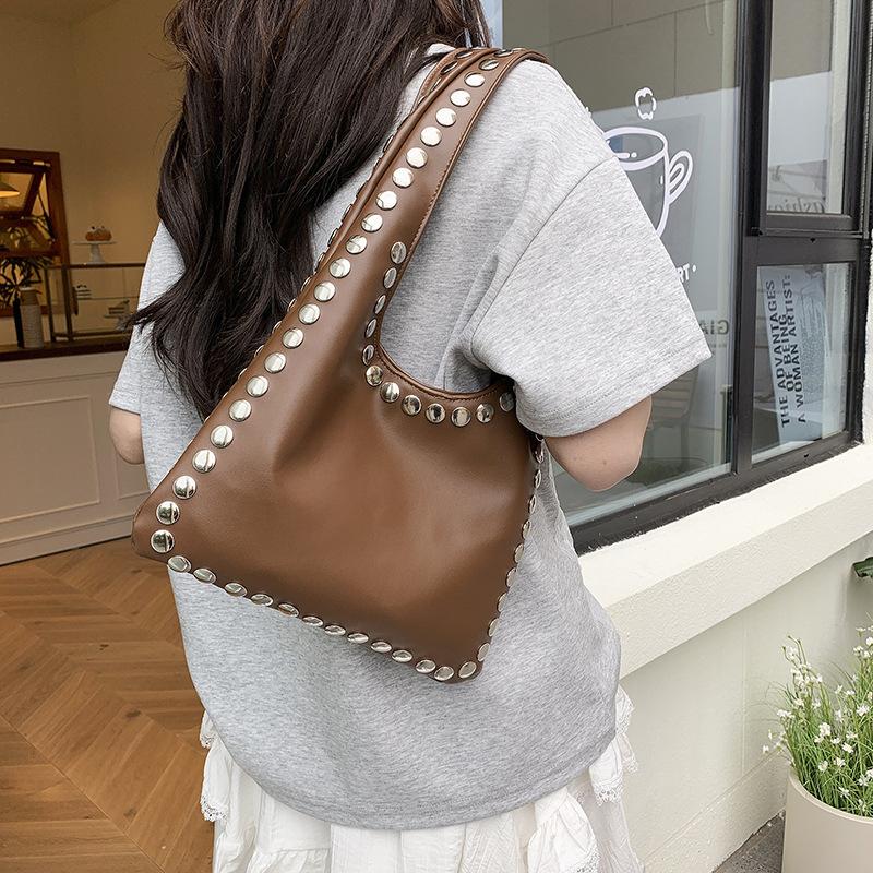 Retro Nieten Tragetasche Neue Mode Große Kapazität Kunstleder Schulter Handtasche Lässige Pendler Tasche CLE