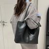 Large-capacity retro bag women's autumn and winter versatile new casual shoulder child and mother bag commuter tote bag