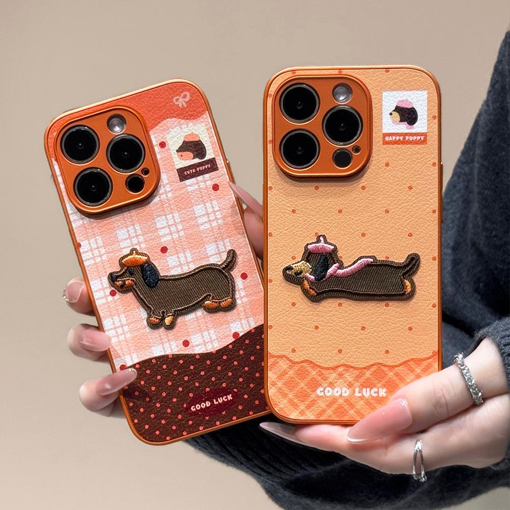 Applicable to iPhone17Promax mobile phone case Apple 16 leather pattern autumn and winter dachshund 15/14 orange new model