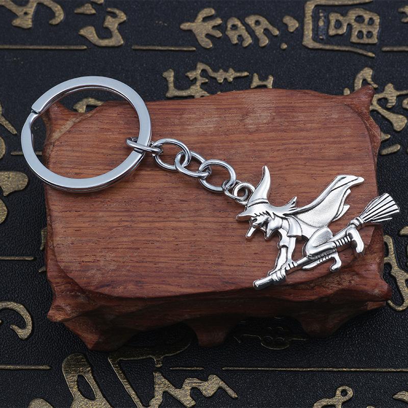 Cartoon-Accessoires im europäischen und amerikanischen Stil:  Hexe auf Besen Halskette/Schlüsselanhänger