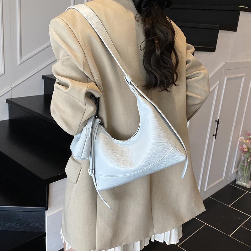 Large capacity versatile women's messenger bag 2025 new niche design portable shoulder tote bag work armpit bag