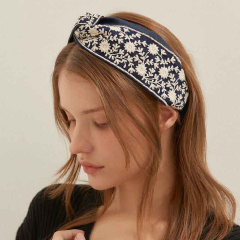 

Favorite Noun Daisy_Navy Navy