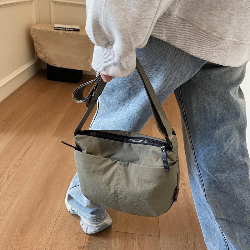 Casual Simple and Lightweight Bag Women's 2025 Spring New Fashion and Popular Versatile Shoulder Bag Commuter Sports Messenger Bag