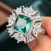 Anello da donna in giada smeraldo imitazione ricco, modello di rivista di lusso ad alto temperamento, modello di lusso leggero europeo e americano