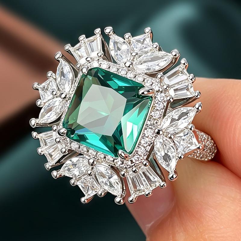 Anello da donna in giada smeraldo imitazione ricco, modello di rivista di lusso ad alto temperamento, modello di lusso leggero europeo e americano