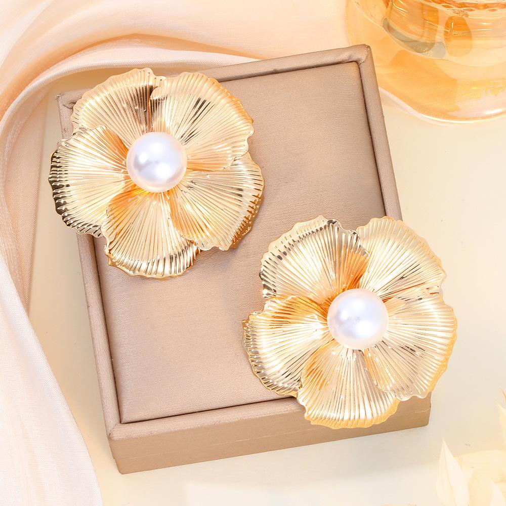 3D Flower Pearl Metal Texture Earrings: European & American Style, Chic Ins Cold Design for Women