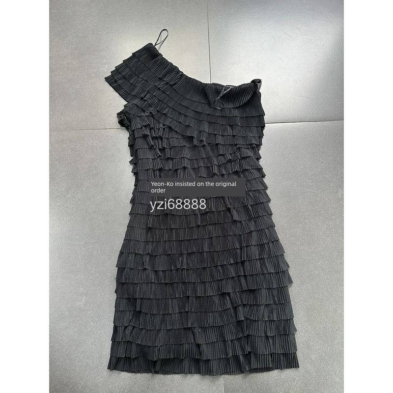 

Export Pure Original Endiess Rose Pure Original Black One Shoulder Thousand Layer Waist Slim Looking Black Color & Pleats Dress Black Shoulder Dress L