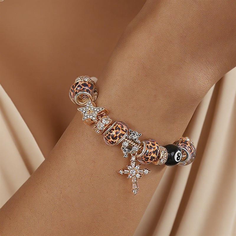Elegantes Leopardenmuster Kreuz-Anhänger Verstellbares Kupferarmband Für Damen