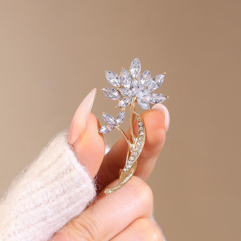 Gold beads small daisy flower brooch green leaf pearl pin niche high sense temperament suit corsage clothing accessories